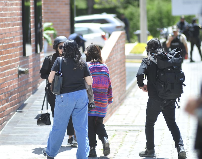 Ingresa al camposanto memorial la hija de Fernanda Villavicencio junto a su esposo y Martha Roldós