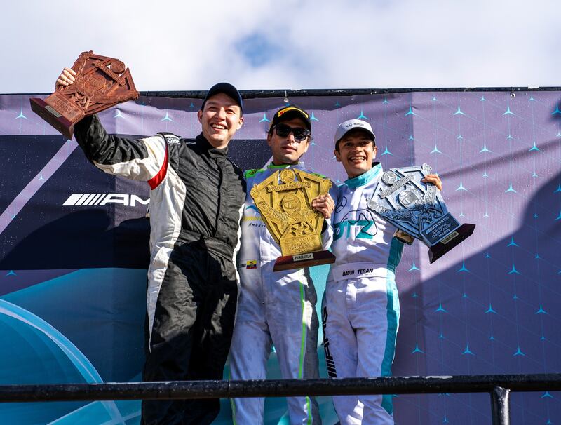 De izquierda a derecha: pilotos Juan Pablo Carrera; Fernando Terán; y David Terán.