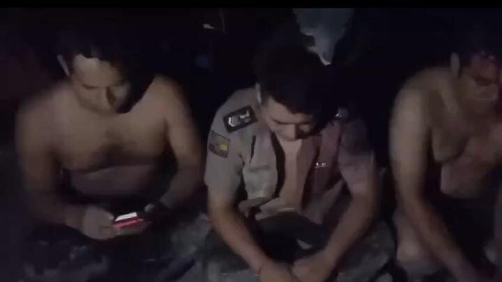 Video muestra a policías secuestrados en Machala siendo amenazados por delincuentes armados.