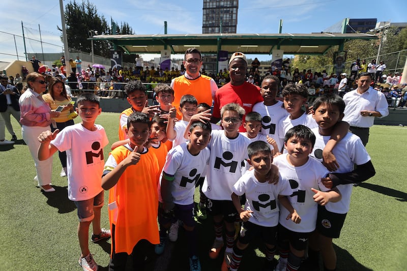 Moisés Caicedo jugando fútbol con niños de escasos recursos