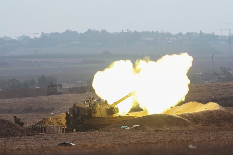 Una unidad de artillería móvil israelí disparó un proyectil desde el sur de Israel hacia la Franja de Gaza.