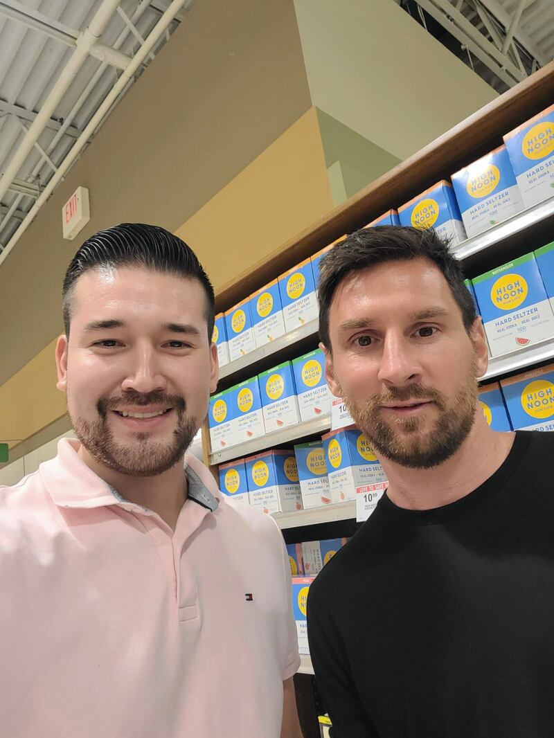 Messi se tomó fotos con sus seguidores en un supermercado