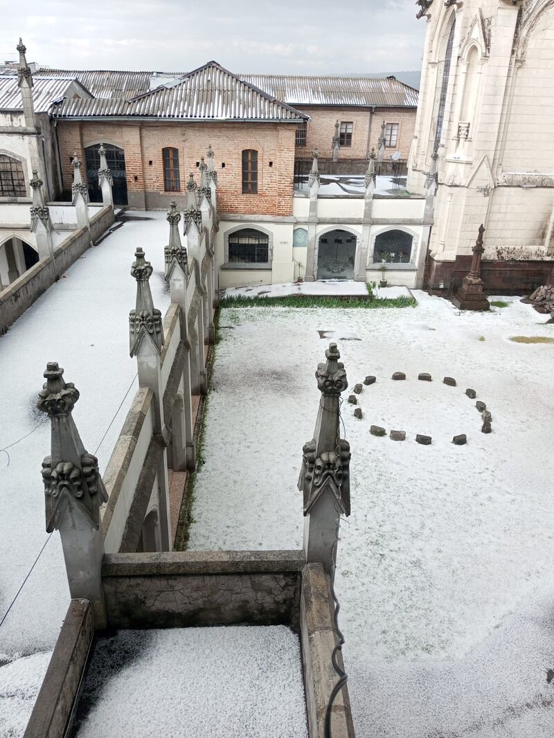 Así quedó la Basílica tras lluvia con granizo en Quito