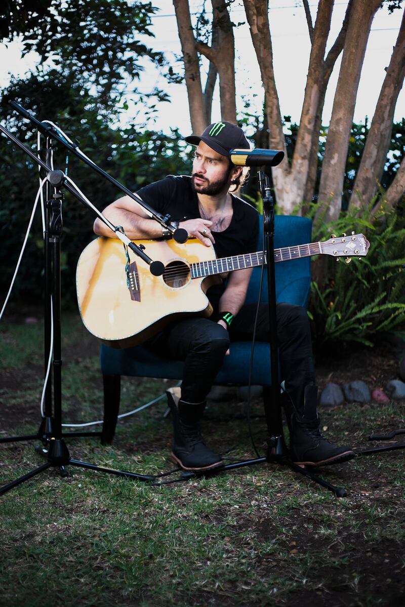 El vocalista de Anima Inside tiene afición por algunos instrumentos como la guitarra y la batería.