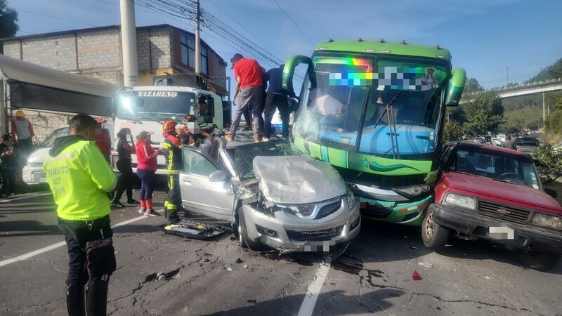 Choque múltiple en la Av. Simón Bolívar, al ingreso a Nayón