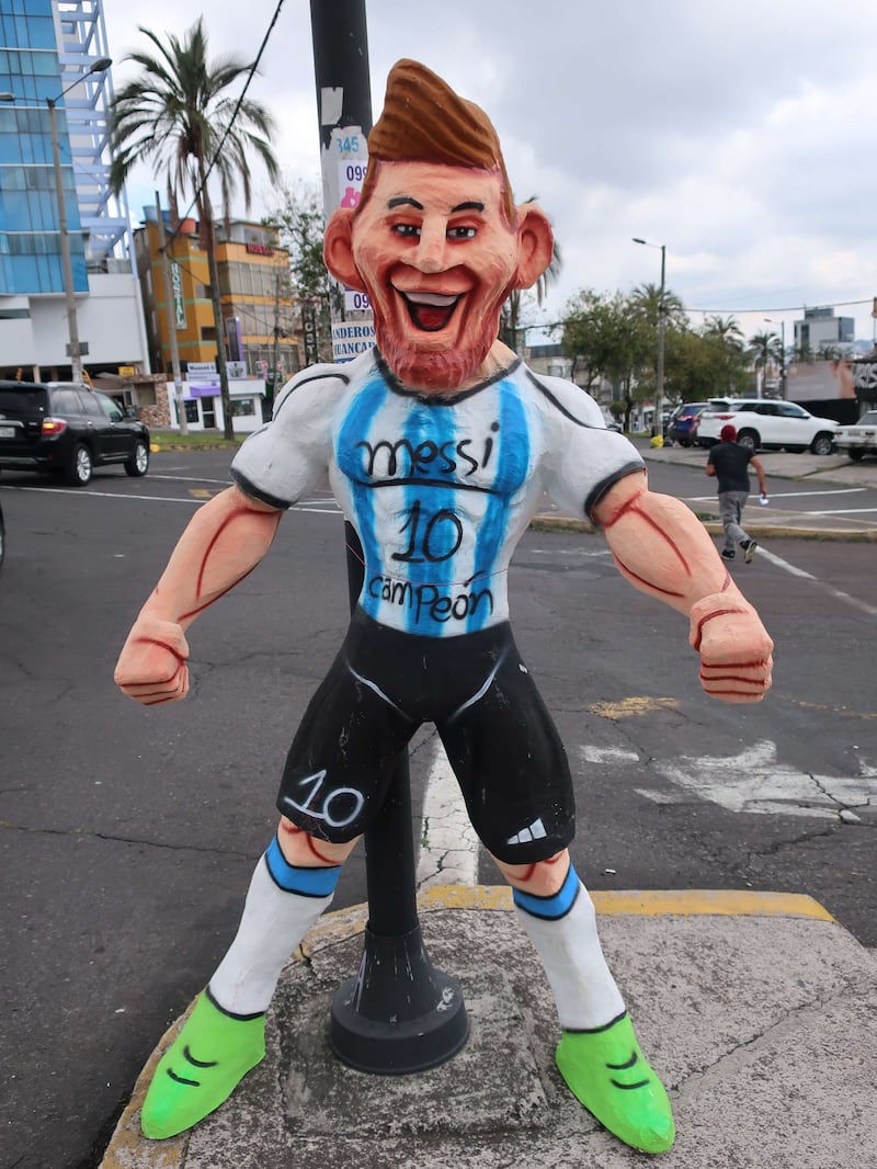 Monigote de Lionel Messi, el 28 de diciembre de 2022, en Quito (Ecuador).