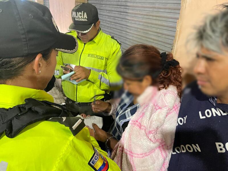 El Distrito de Policía Manuela Sáenz ejecutó un operativo de control de libadores en el centro de Quito. Imagen: Policía Nacional