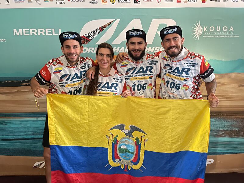 Gonzalo, Tania, Francisco y Juan José muestran la Tricolor en uno de sus viajes.