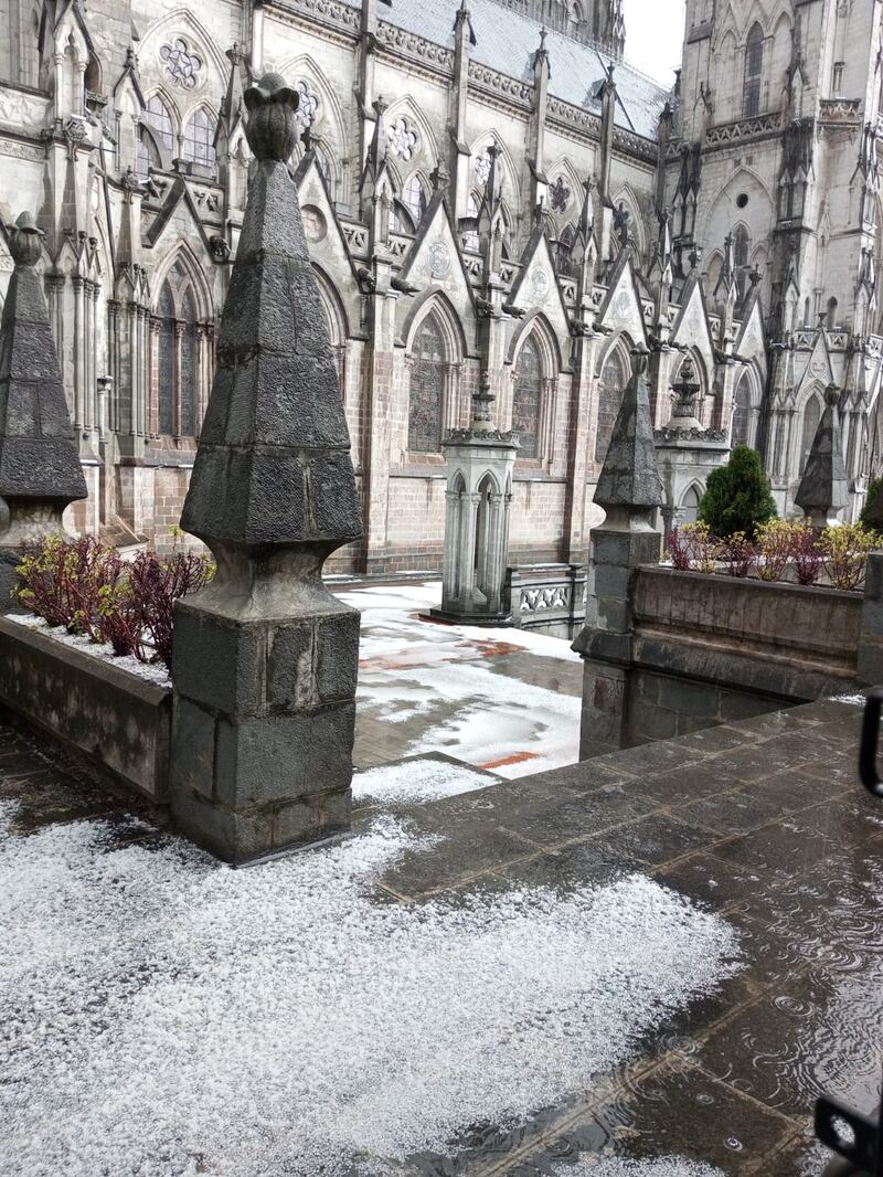 Así quedó la Basílica tras lluvia con granizo en Quito