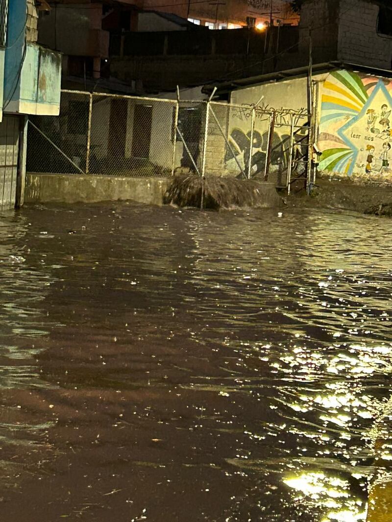 Se desbordó la quebrada de Caupicho en el sur de Quito causando inundaciones y deslizamientos de tierra