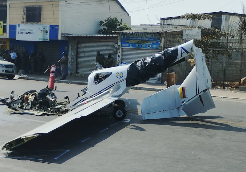 La avioneta siniestrada en Santa Elena continúa en medio de la calle