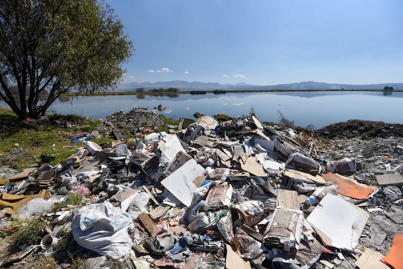 Los extremos de las grandes ciudades: Mientras el agua falta, la basura sobre