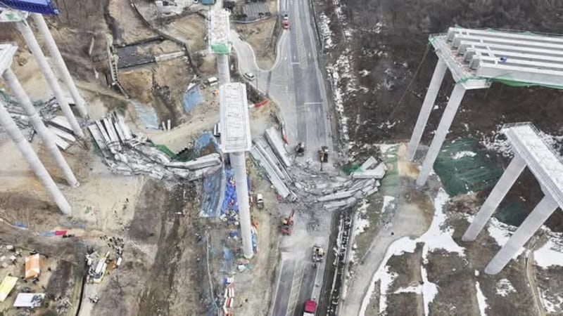 Enorme puente se desploma en Corea del Sur