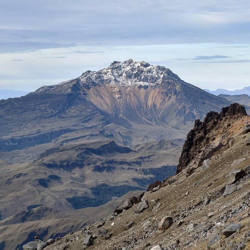 El aumento de la actividad interna del volcán Chiles-Cerro Negro ya motivó a que las autoridades locales activaran un plan de prevención