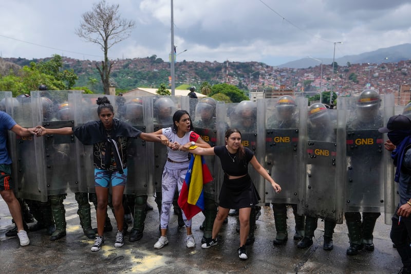 Miles de personas protestan en Caracas contra la reelección de Nicolás Maduro