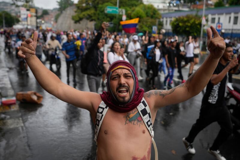 La gente protesta contra los resultados oficiales que declaran que el presidente Nicolás Maduro fue reelegido el día después de la votación en Caracas, Venezuela,