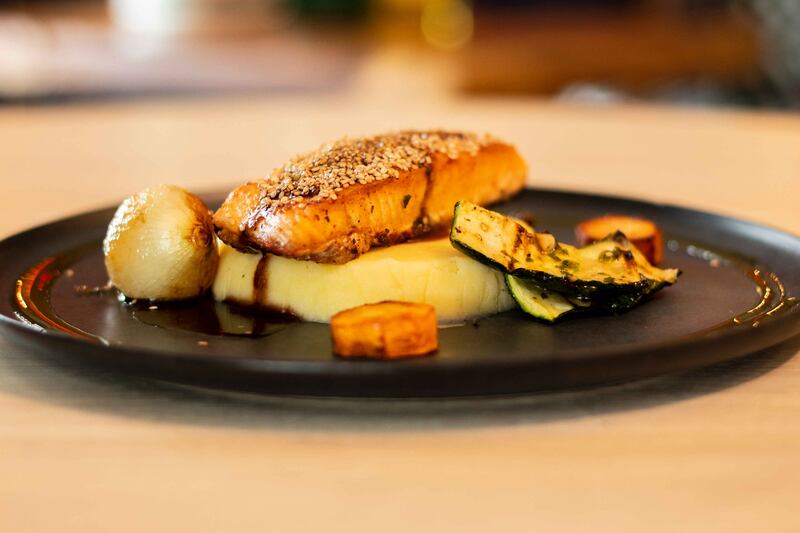 Salmón a la parrilla rebozado en ajonjolí - Casa Bambú - Santo Domingo, Ecuador