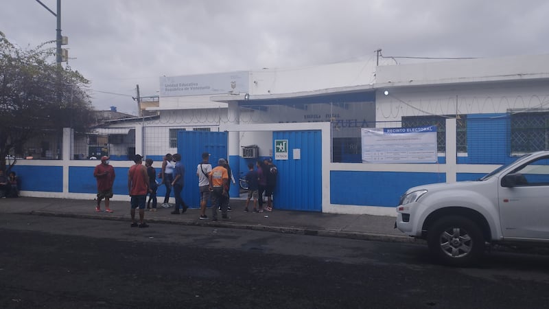 Panorama del recinto electoral de la escuela República de Venezuela, en Guayaquil, a las 10:00.