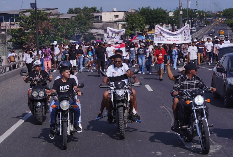 Los restos de los 4 menores que fueron desaparecidos, son llevados en hombros por familiares desde el sector de Las Malvinas, al sur de Guayaquil, hasta Cementerio Angel Maria Canals, en el suburbio de Guayaquil.