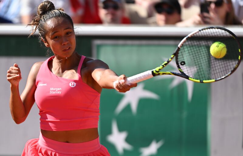 Paris (France), 28/05/2023.- Leylah Fernandez of Canada plays Magda Linette of Polanin their Women's Singles first round match during the French Open Grand Slam tennis tournament at Roland Garros in Paris, France, 28 May 2023. (Tenis, Abierto, Francia) EFE/EPA/CAROLINE BLUMBERG