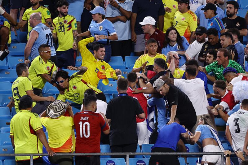 Pelea entre hinchas colombianos y jugadores uruguayos