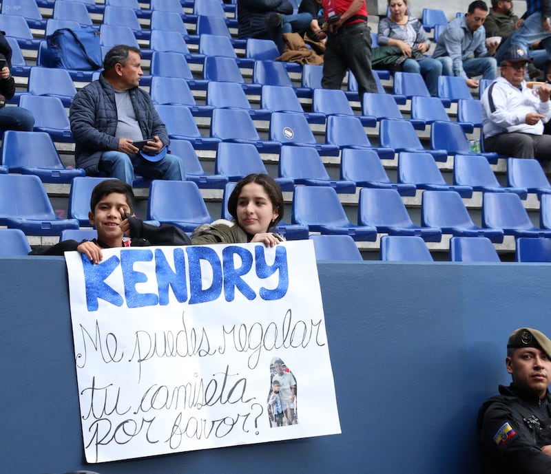 Cartel a Kendry Páez en el partido Independiente del Valle vs San Lorenzo en Libertadores