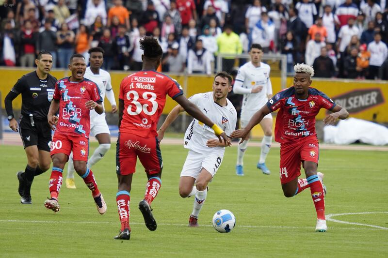 Lisandro Alzugaray disputa el balón ante Santiago Micolta