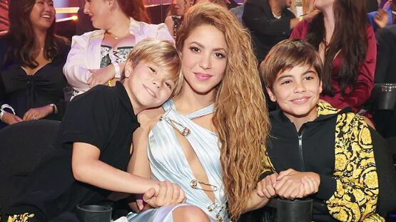 Shakira junto a sus hijos