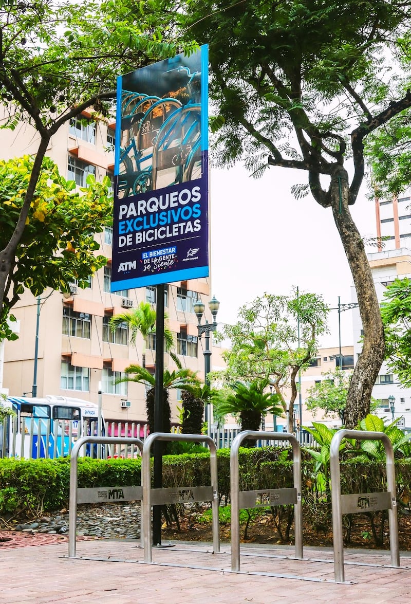 Los cicloparqueos están instalados en puntos estratégicos de la ciudad.