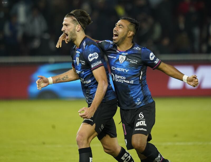 Lautaro Díaz y Junior Sornoza celebran el tercer gol del Independiente del Valle en Quito.