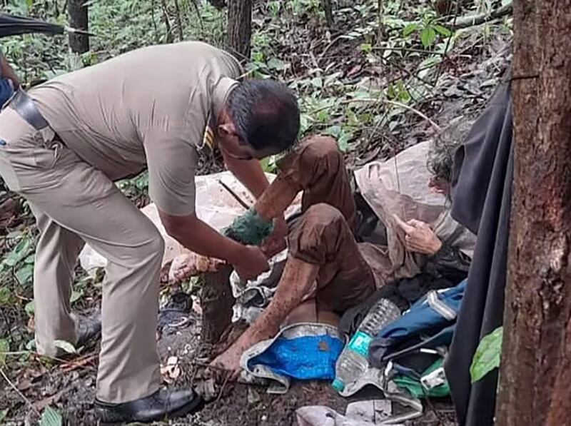 Rescatan a mujer encadenada en un árbol en India por su ex marido