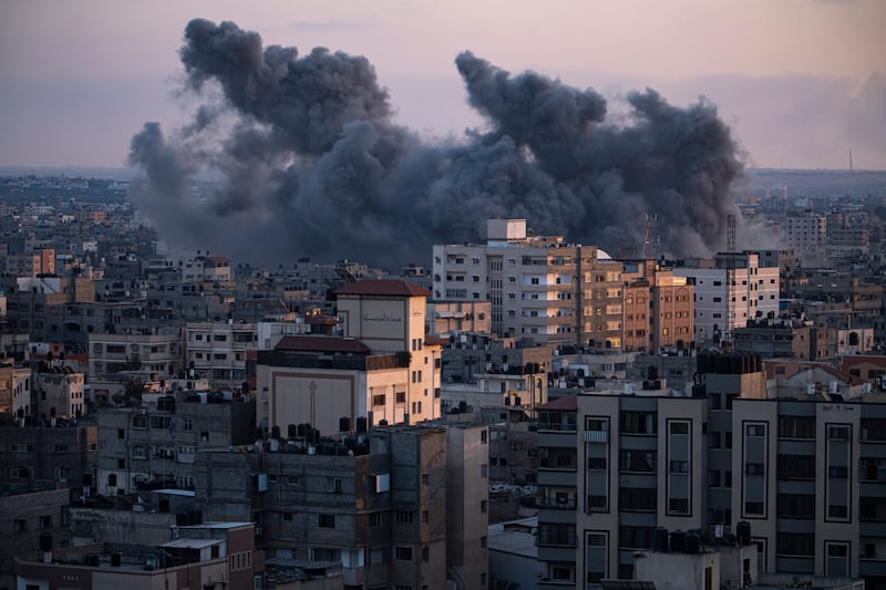 El humo se eleva tras un ataque aéreo israelí en la ciudad de Gaza, el miércoles 11 de octubre de 2023.