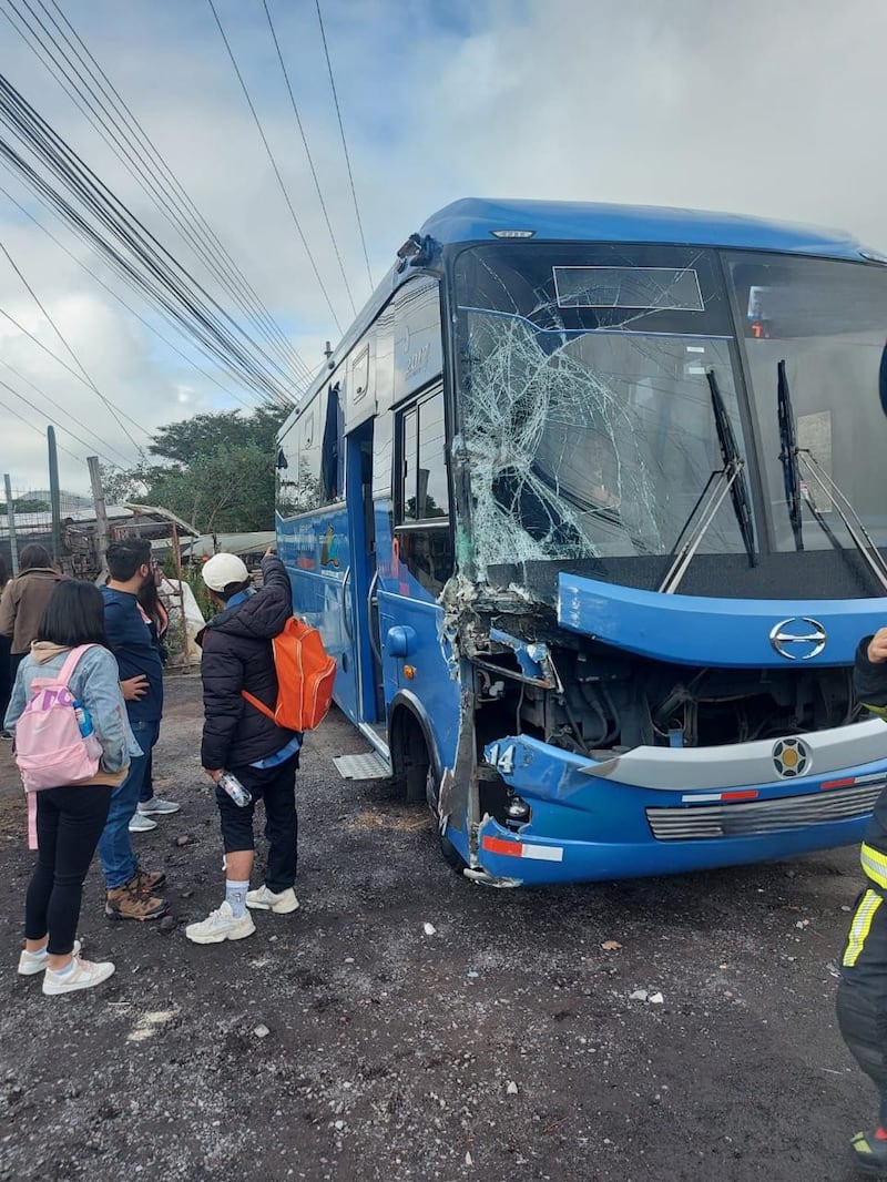 Cinco heridos tras el choque de dos buses en el redondel de Guayllabamba