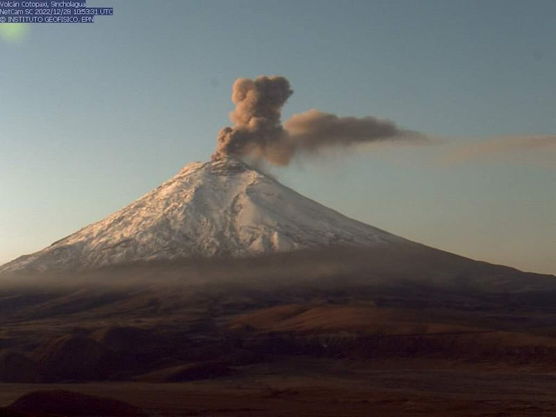 ¡Imponente y majestuoso! El volcán Cotopaxi amaneció despejado con una columna de 900 metros de vapor con poca ceniza