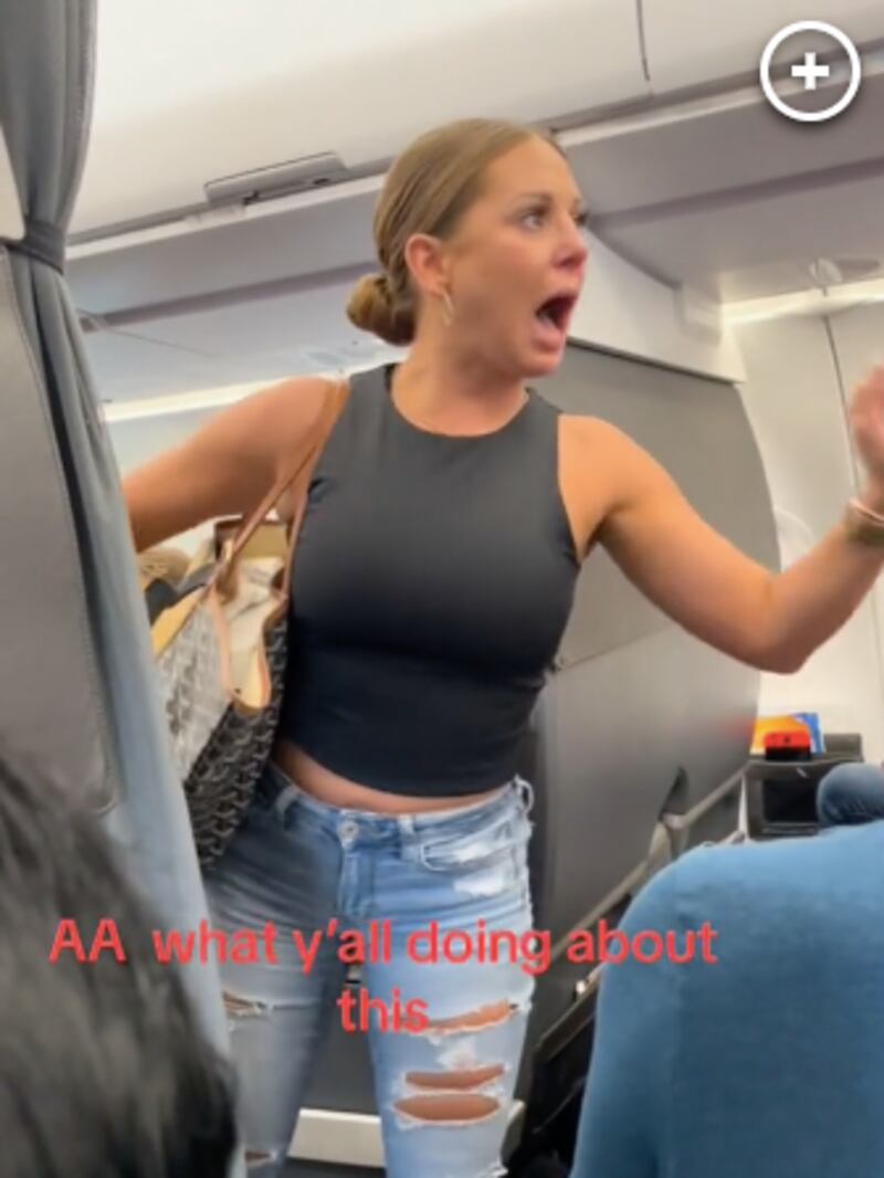 Mujer se bajó de un avión después de un extraño comportamiento