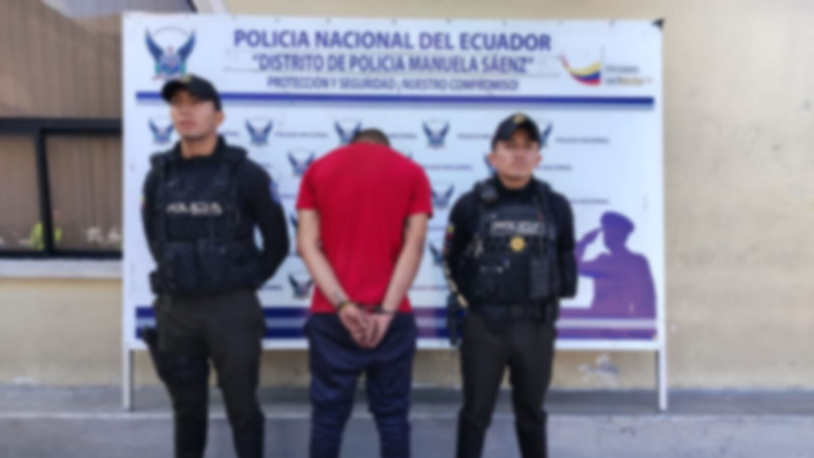 Sujeto ingresó en el mercado de San Roque en Quito y asaltó a una persona con un arma de fuego