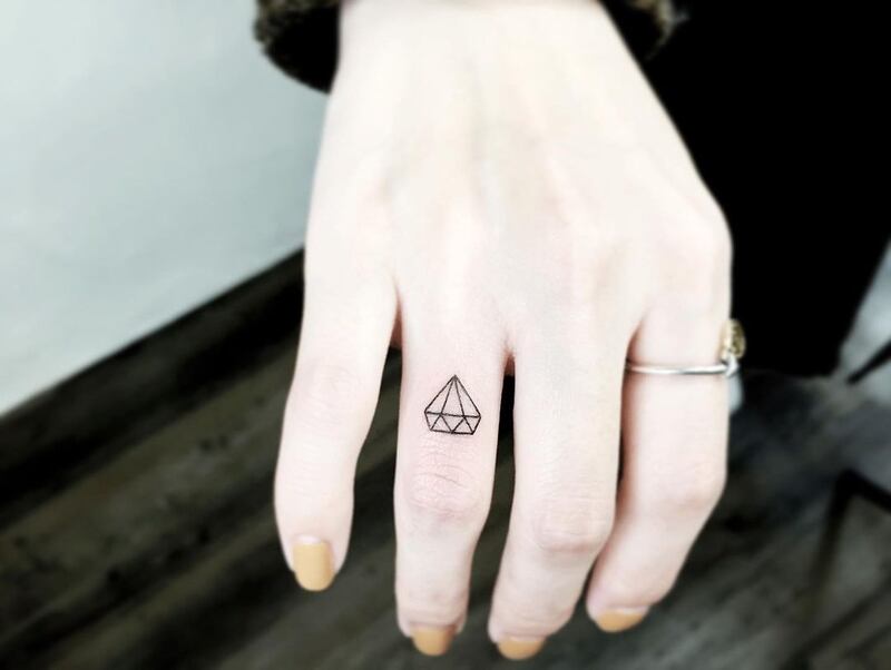 Tatuaje de diamante sencillo