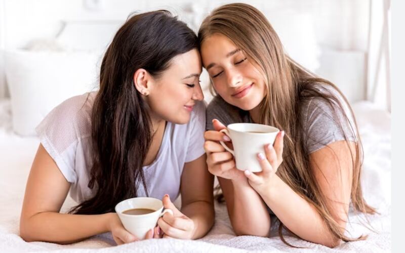 Una taza de café y una larga conversación para celebrar su día.