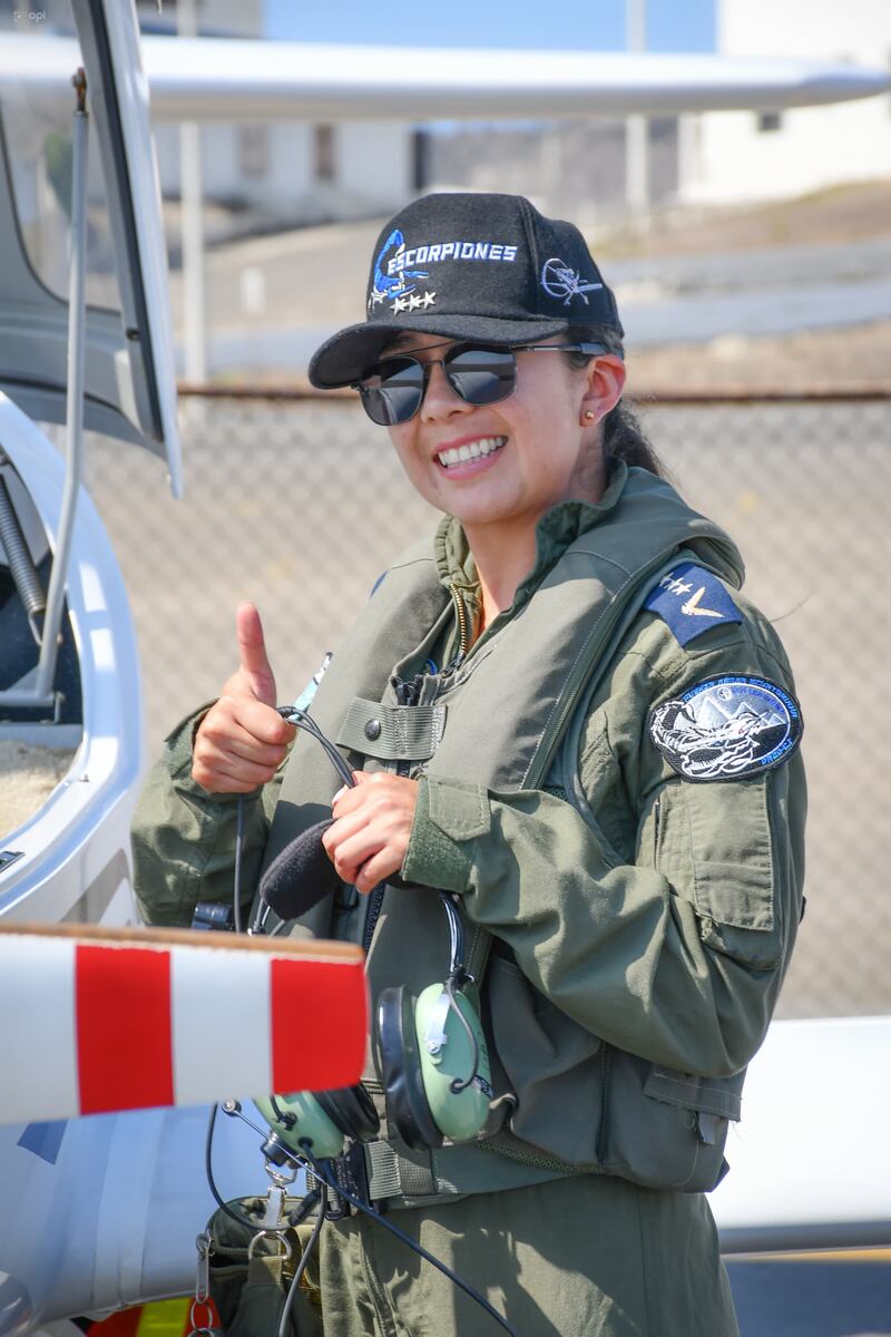 Diana Ruiz, capitán-piloto de aviación, fue la primera mujer de la FAE en pilotear un avión supersónico, de 32 años y oriunda de Ambato, se graduó como parte de la tercera promoción de oficiales de armas y técnicos de mujeres de la ESMA. Ella junto al cadete Juan Pacheco fallecieron tras el accidente de una nave de Instrucción de la ESMA 
Fotos: Cortesia FAE/API