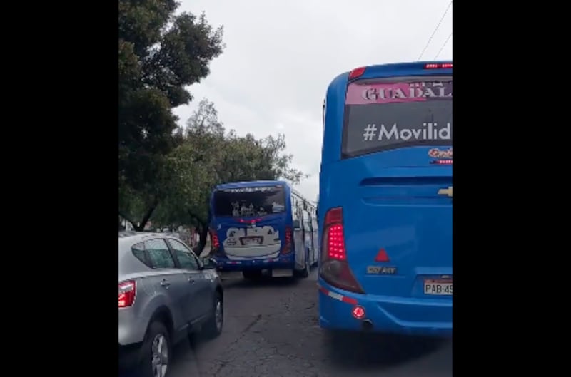 Carrera de buses al norte de Quito