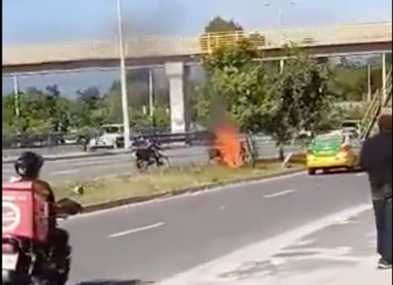 VIDEO: sujetos fueron linchados y su motocicleta quemada en la Ruta Viva.