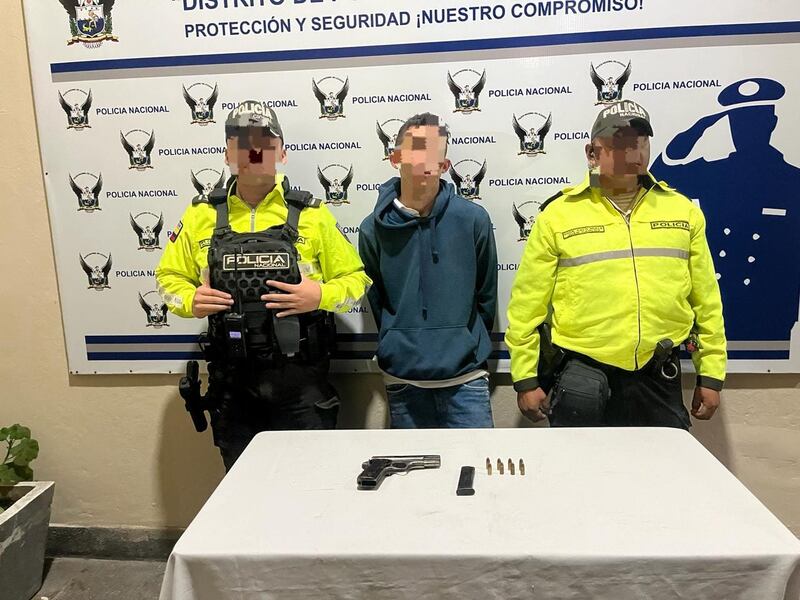 Quito: sujeto pretendía abandonar un hostal con un arma de fuego y la policía lo sorprendió.