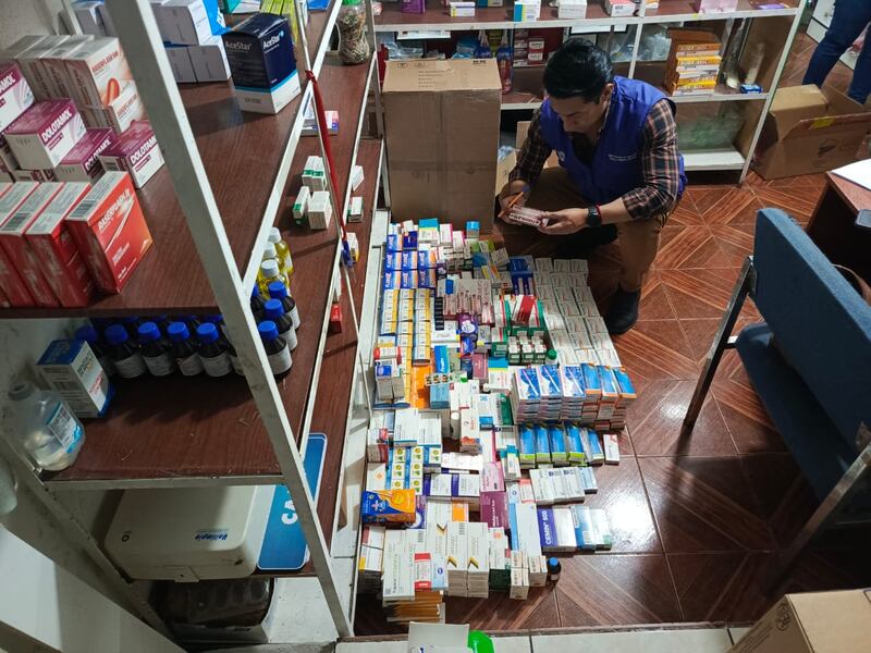 Detectan más de 5 mil medicamentos irregulares en farmacia de Quito