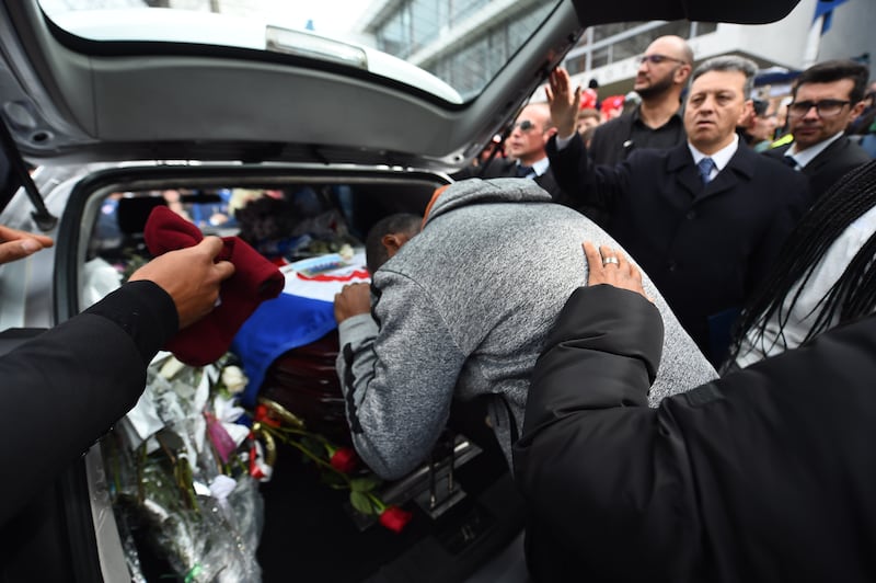 Hinchas y familiares despiden al jugador Juan Manuel Izquierdo