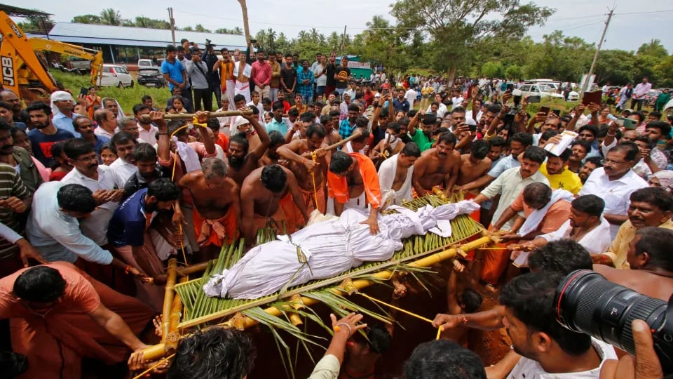 Lo consideraban divino: Miles de personas asistieron al funeral de un cocodrilo vegetariano