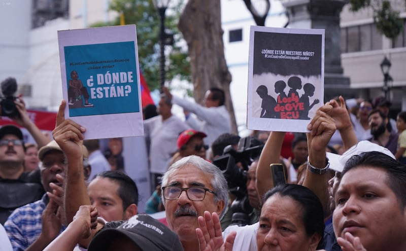 En los exteriores de la Fiscalía del Guayas, se concentraron activistas políticos, actores, personal de derechos humanos y familiares de los menores desaparecidos desde el 08 de diciembre. Ellos piden se esclarescan los hechos de la desaparición supuestamente en manos de personal militar
Fotos: César Muñoz/API