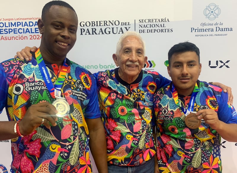 Héctor Cueva junto a dos atletas de Olimpiadas Especiales.