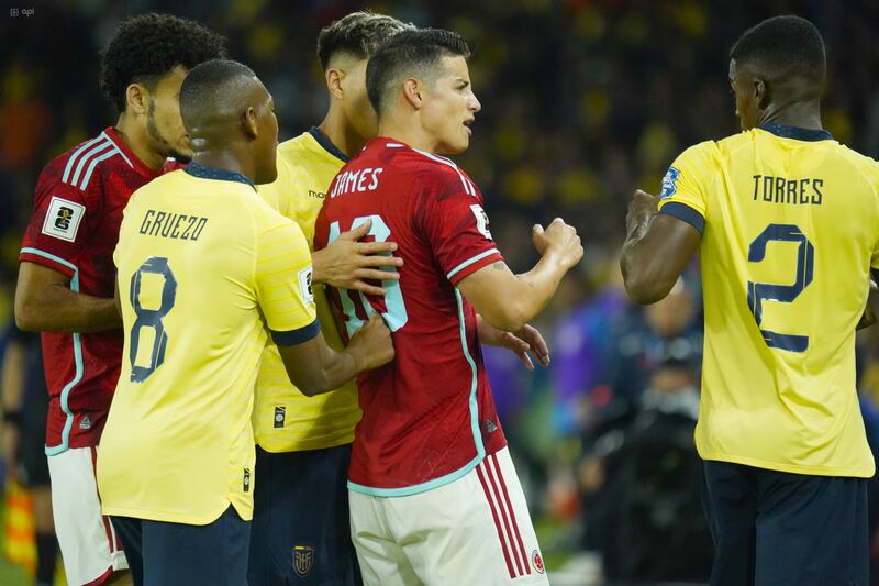 James Rodríguez y Félix Torres discuten en el Ecuador vs Colombia