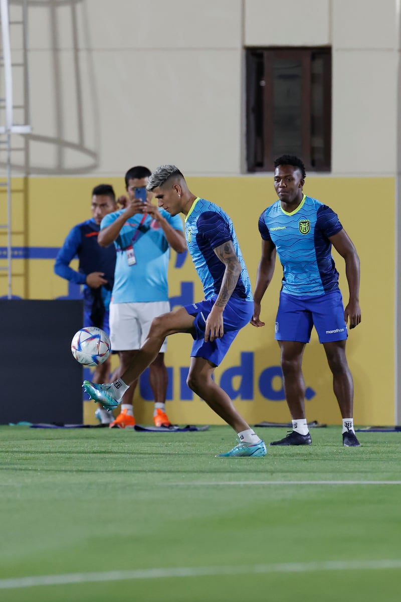El defensa de la selección de fútbol de Ecuador Piero Hincapié participa en el entrenamiento