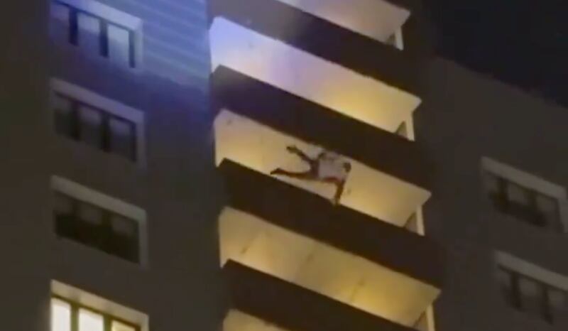 VIDEO: un hombre disfrazado de Papá Noel se cayó del piso 25 de un edificio.